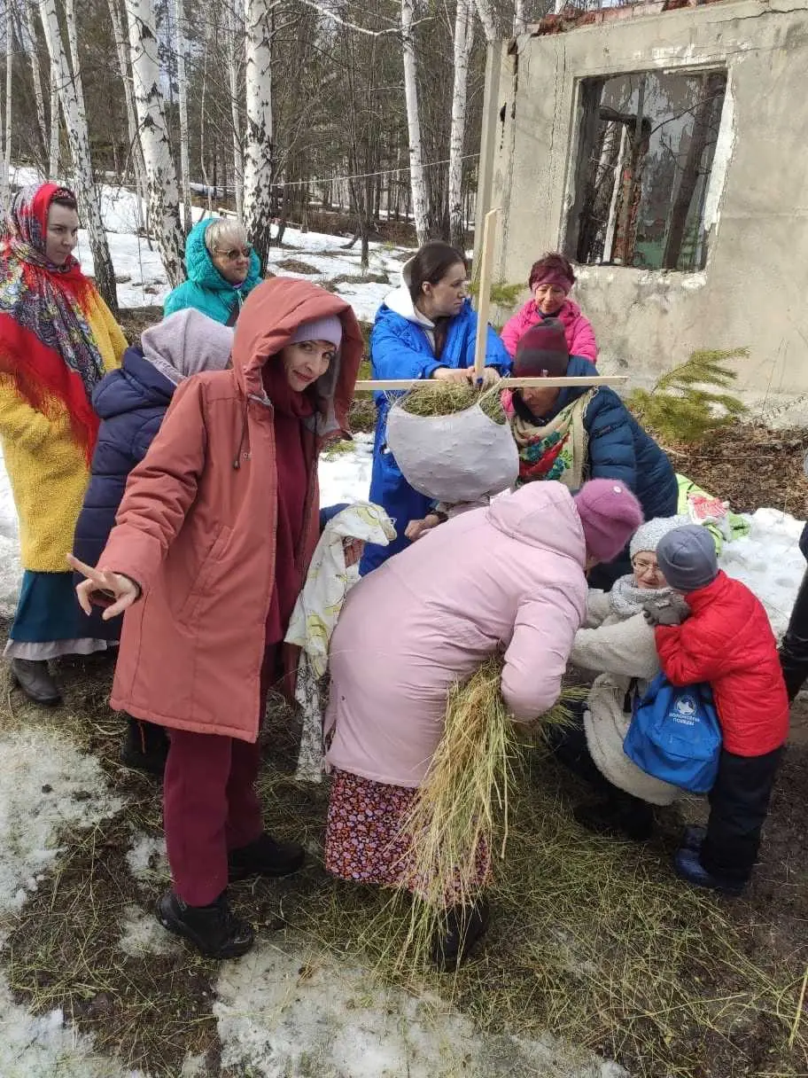 Сооружение чучела комоедица