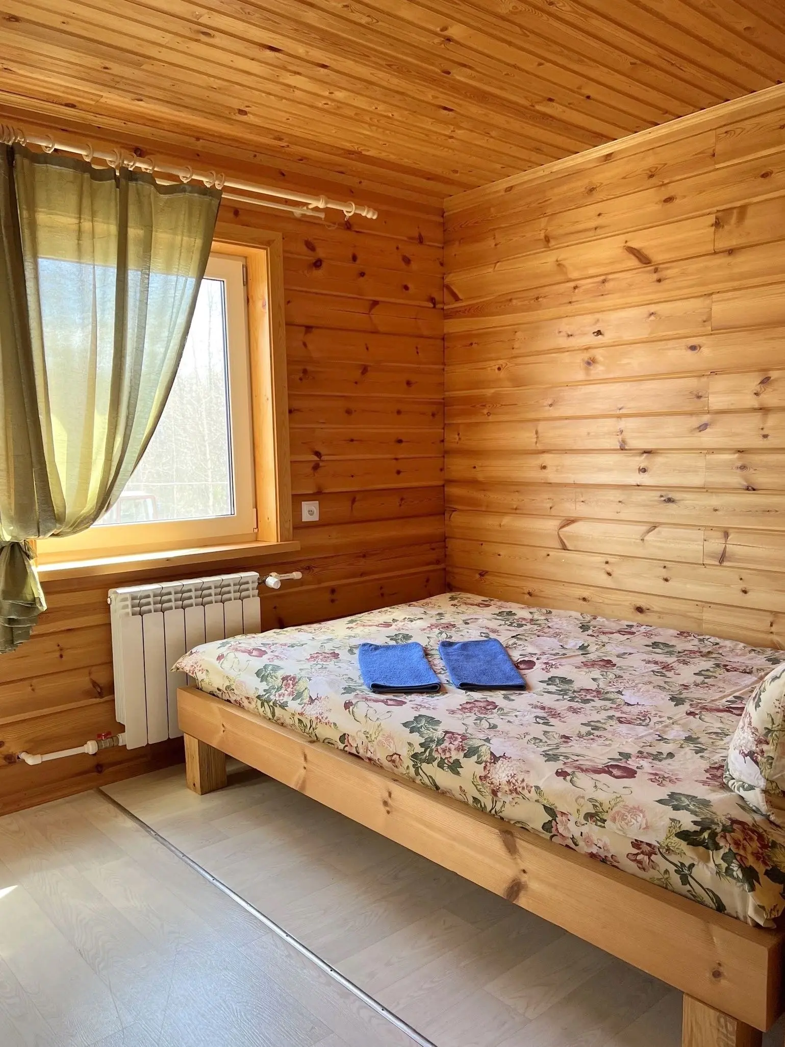 Двуспальная кровать в гостинице