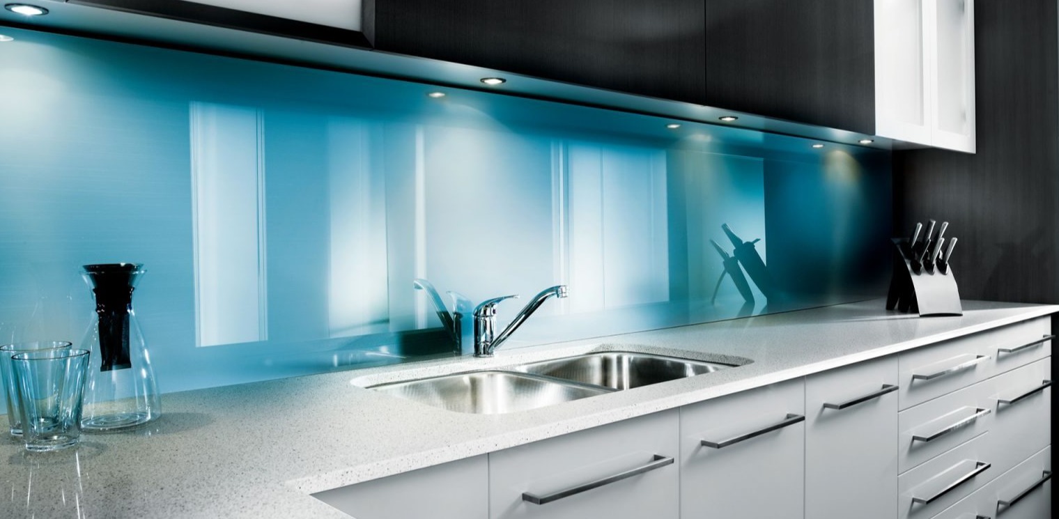 Стеклянные кухонные фартуки