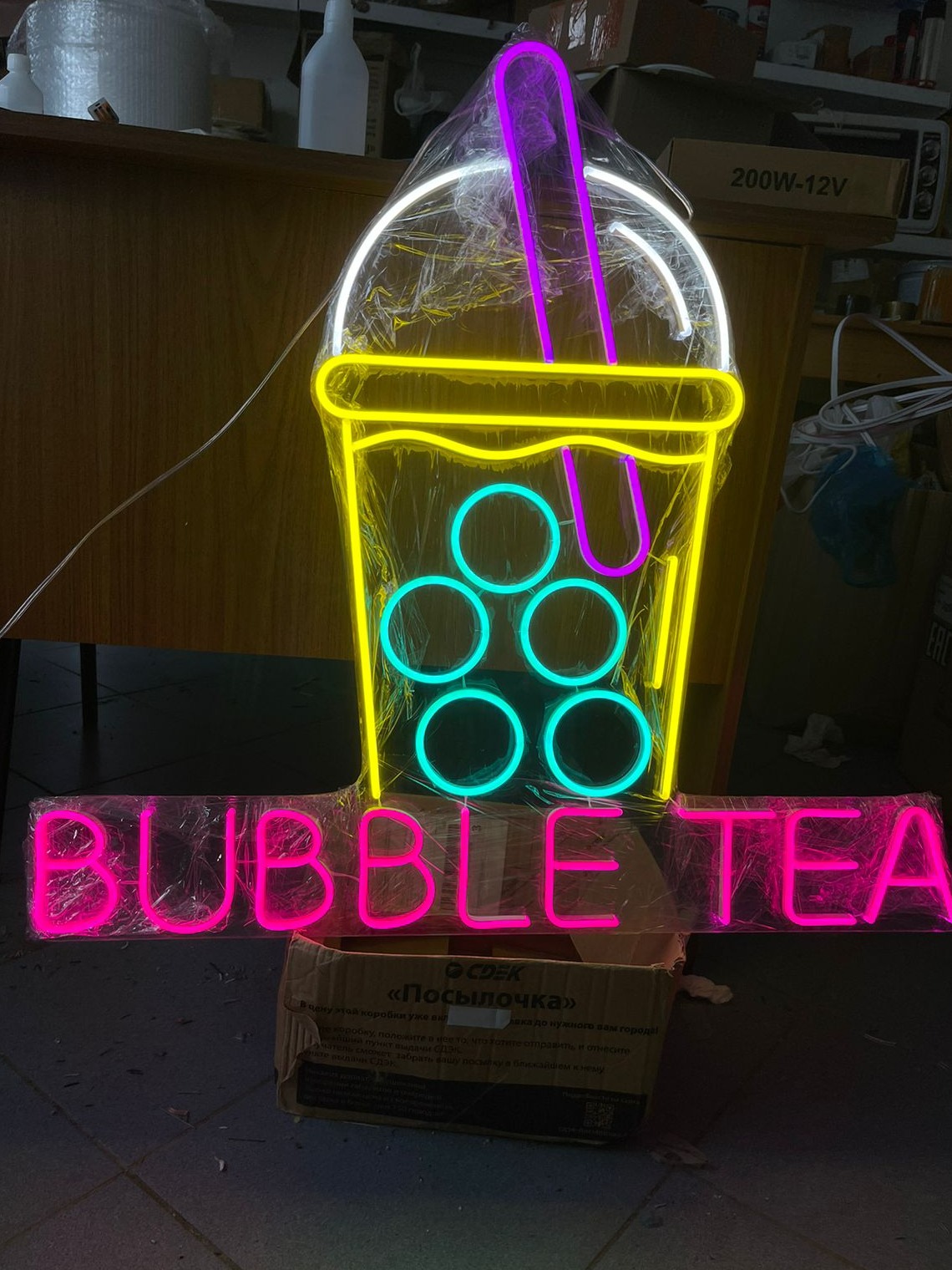 неоновая вывеска BUBBLE TEA