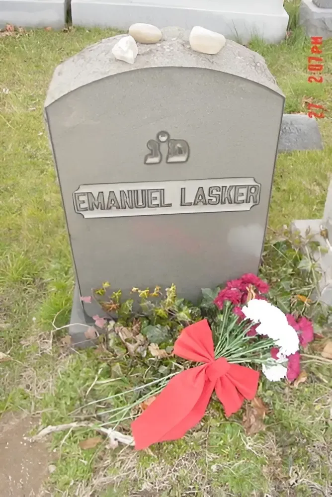 Могила Ласкера. Еврейское кладбище Бет Олом в Квинсе, Нью-Йорк, США.