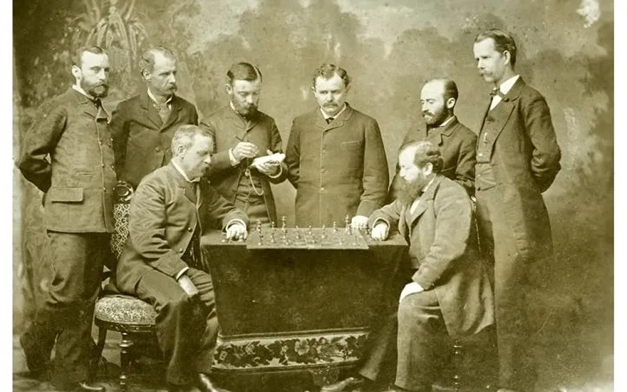 Чемпион мира Вильгельм Стейниц играет матч с Михаилом Чигориным во время их матча 1892 года.