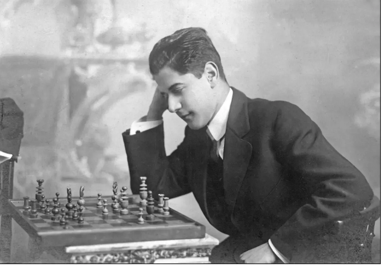 Капабланка в молодости, глубоко размышляет над партией. Начало его звездного пути.
