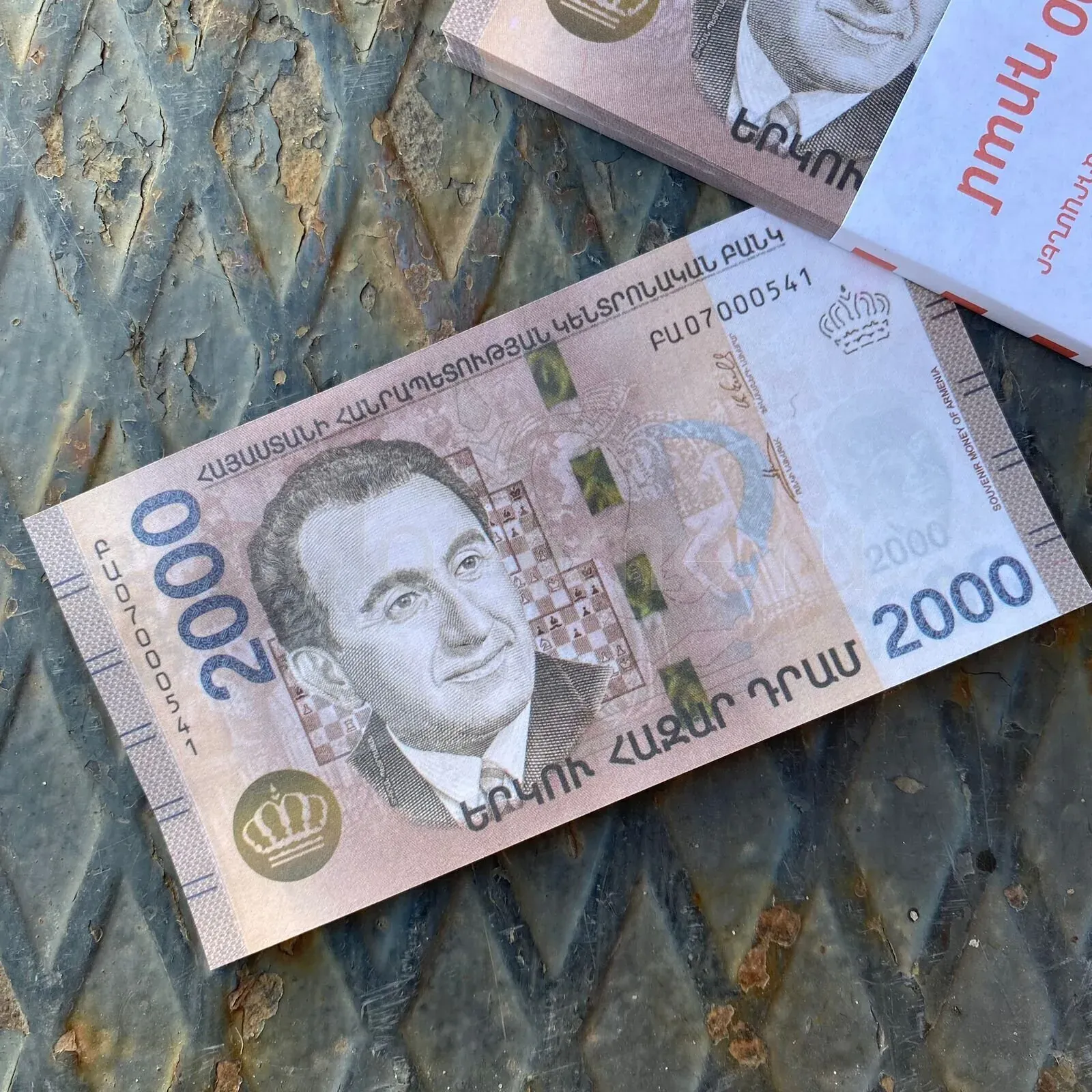Банкнота 2000 драм, Армения