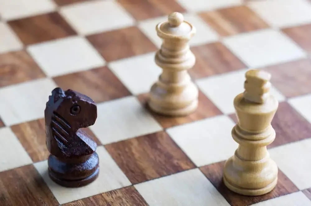 Тактический шахматный приём - двойной удар конём на короля и ферзя