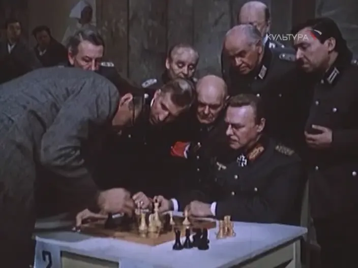 Кадр из фильма "Белый снег России" - Алехин проводит сеанс одновременной игры