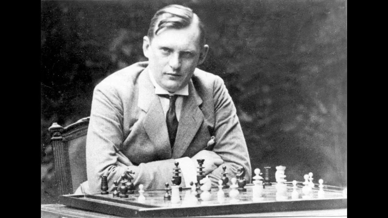 Александр Алехин играет в шахматы в парке на открытом воздухе