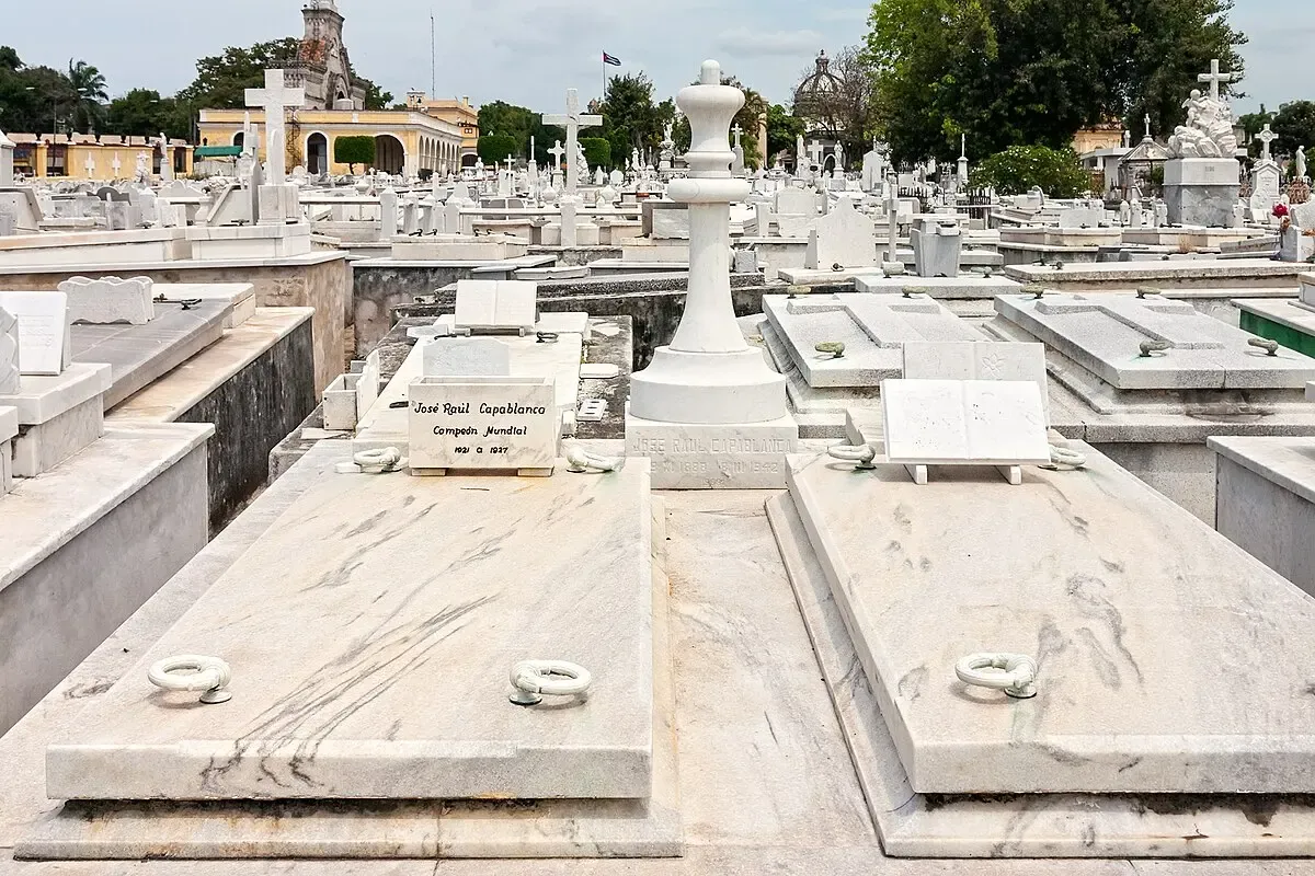 Могила Хосе Рауля Капабланки на кладбище Колон в Гаване. Памятник третьему чемпиону мира по шахматам.
