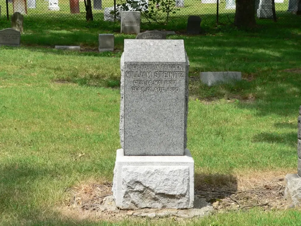 Могила Вильгельма Стейница на кладбище Evergreens Cemetery в Бруклине, штат Нью-Йорк, США.