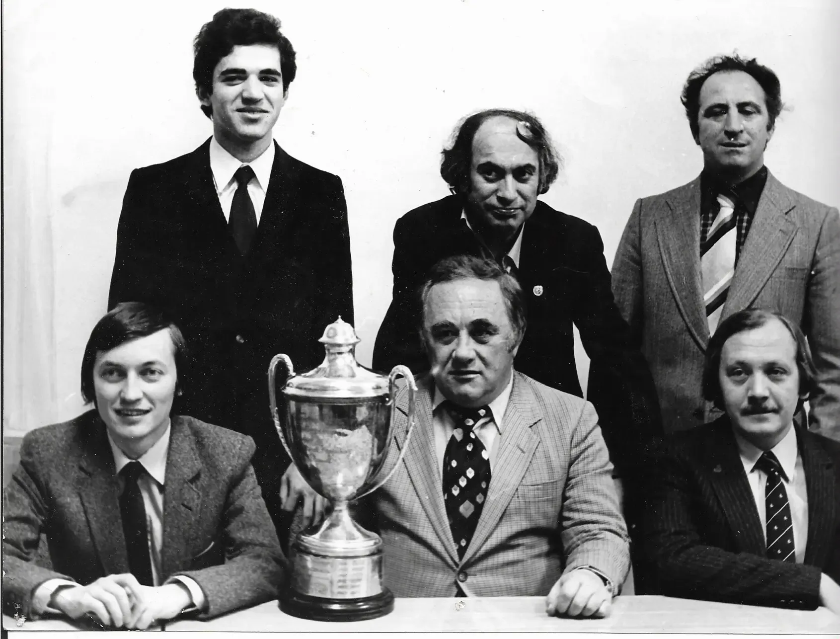 Плеяда советских чемпионов по шахматам на одном фото: Гарри Каспаров, Михаил Таль, Лев Полугаевский, Анатолий Карпов, Ефим Геллер и Юрий Балашов