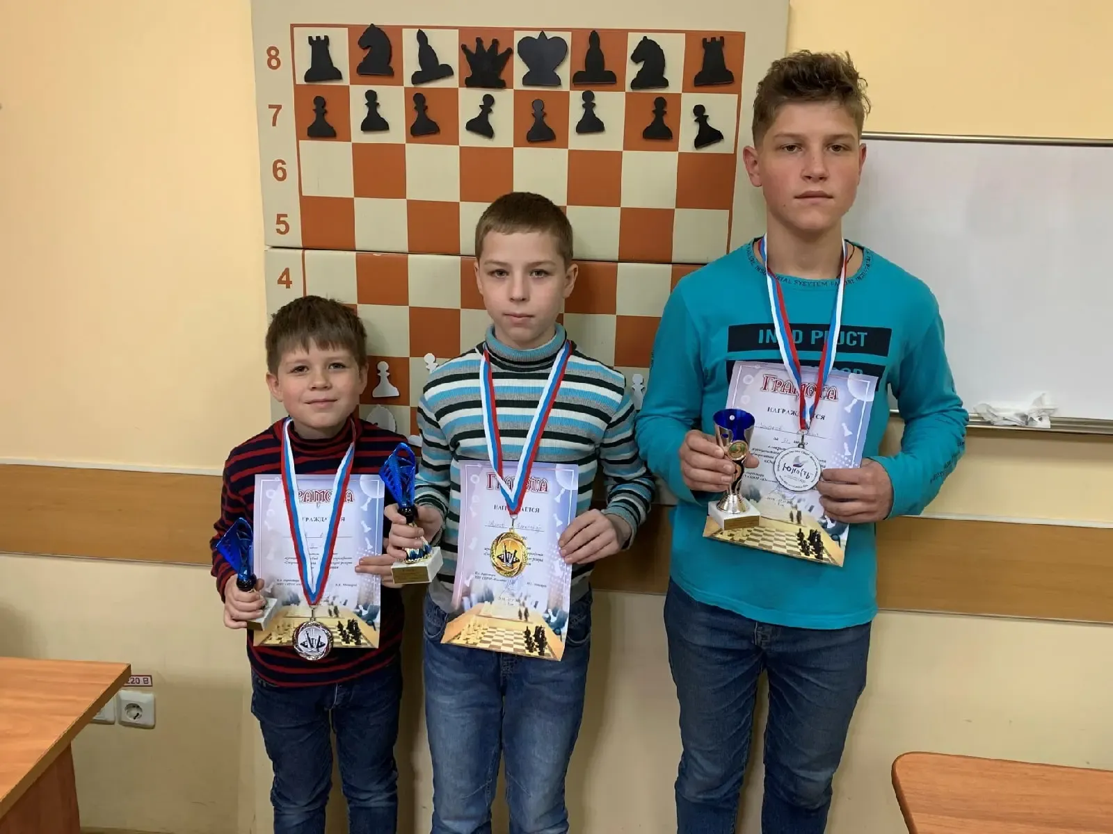 Награждение победителей турнира в шахматной школе «Белые и чёрные»