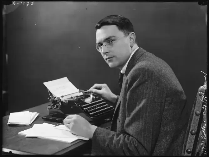 Макс Эйве работает за портативной пишущей машинкой, готовя шахматные материалы