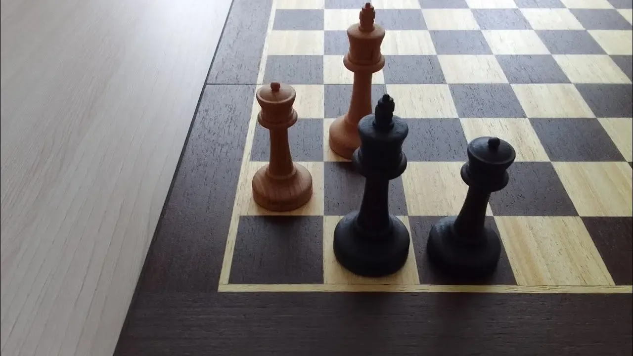 Белый ферзь матует чёрного короля в эндшпиле