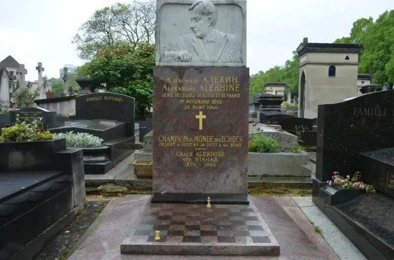 Могила Александра Алехина на кладбище Монпарнас в Париже
