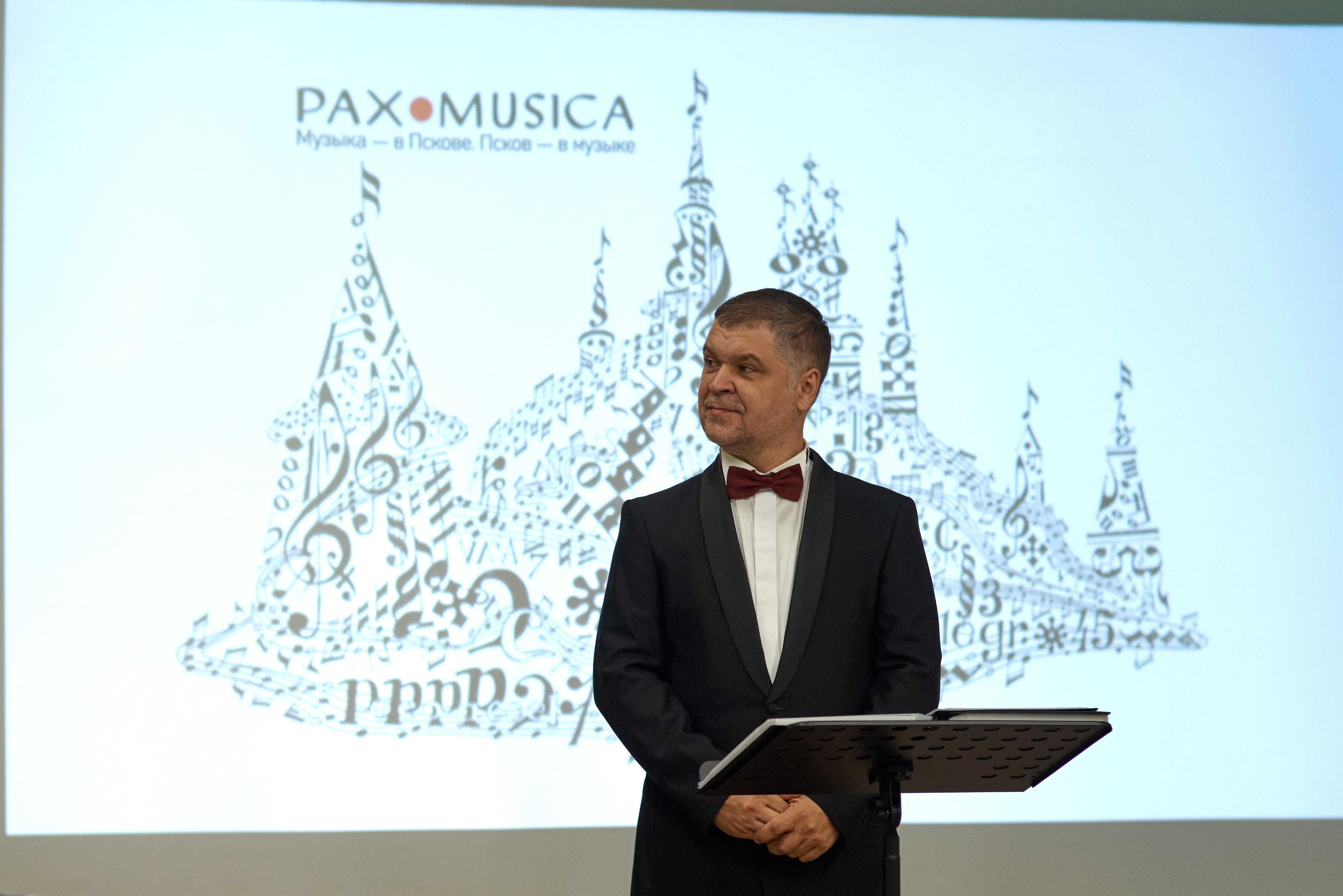 Иван и Мария. Цветы на рояле.