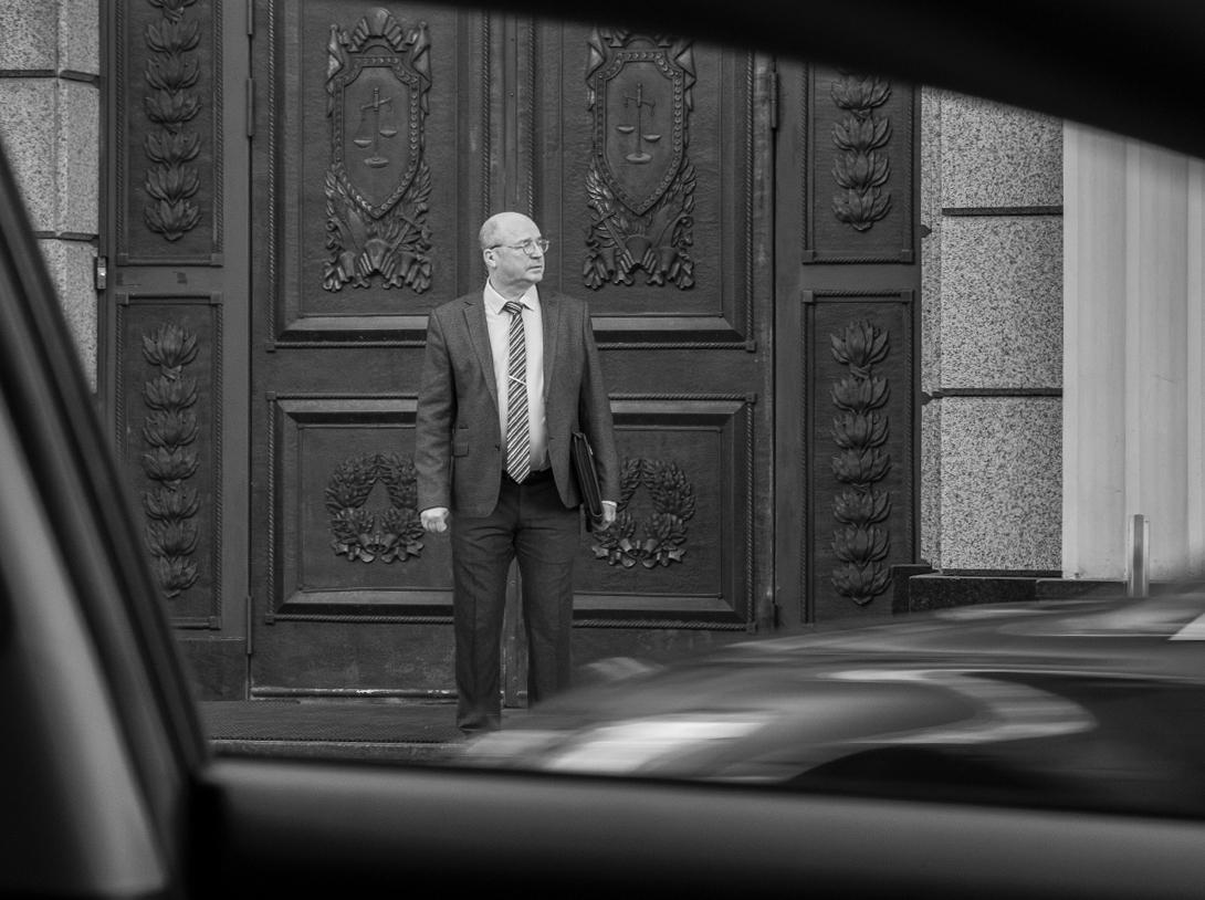 Фотосессия юриста в интерьерной студии