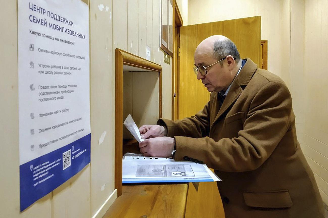 Портретная фотосъёмка юриста около здания суда в Москве