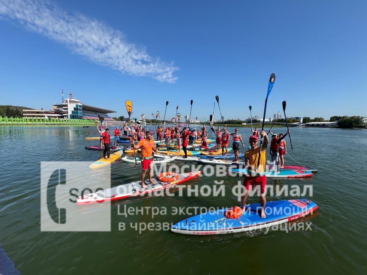 спасатель с лодкой на мероприятие