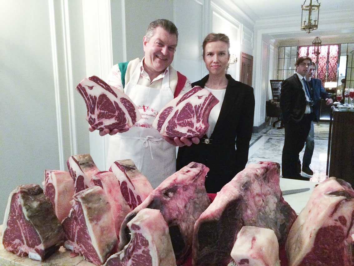 Interpretazione consecutiva alla tournee di Dario Cecchini «To beef or not to beef», un macellaio da otto generazioni.