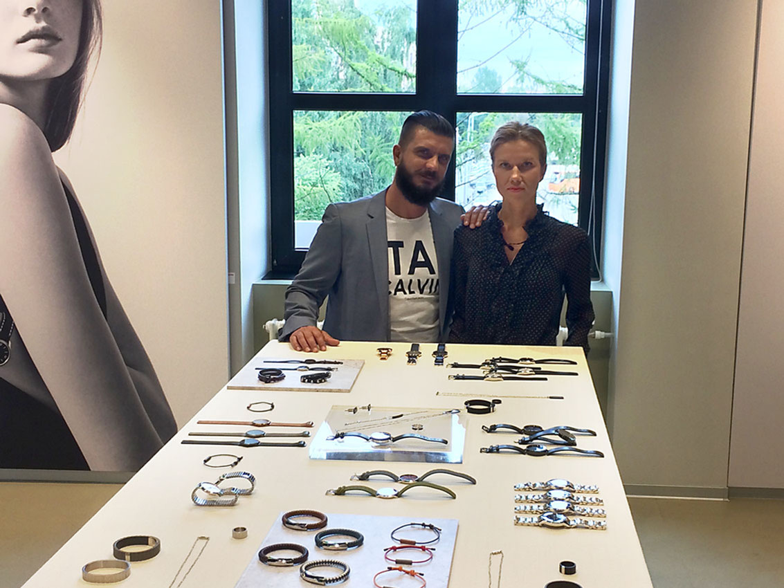 Interprete alla presentazione degli orologi della «Calvin Klein». Museo "Erarta"