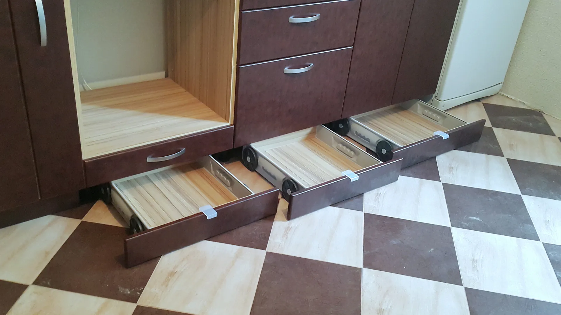 кухня Белый глянец и Коричневая кожа 9