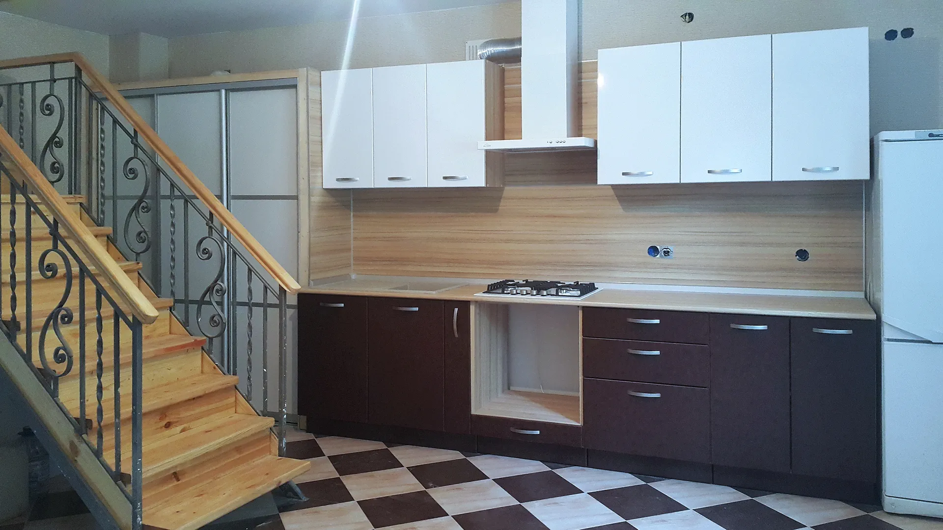 кухня Белый глянец и Коричневая кожа 1