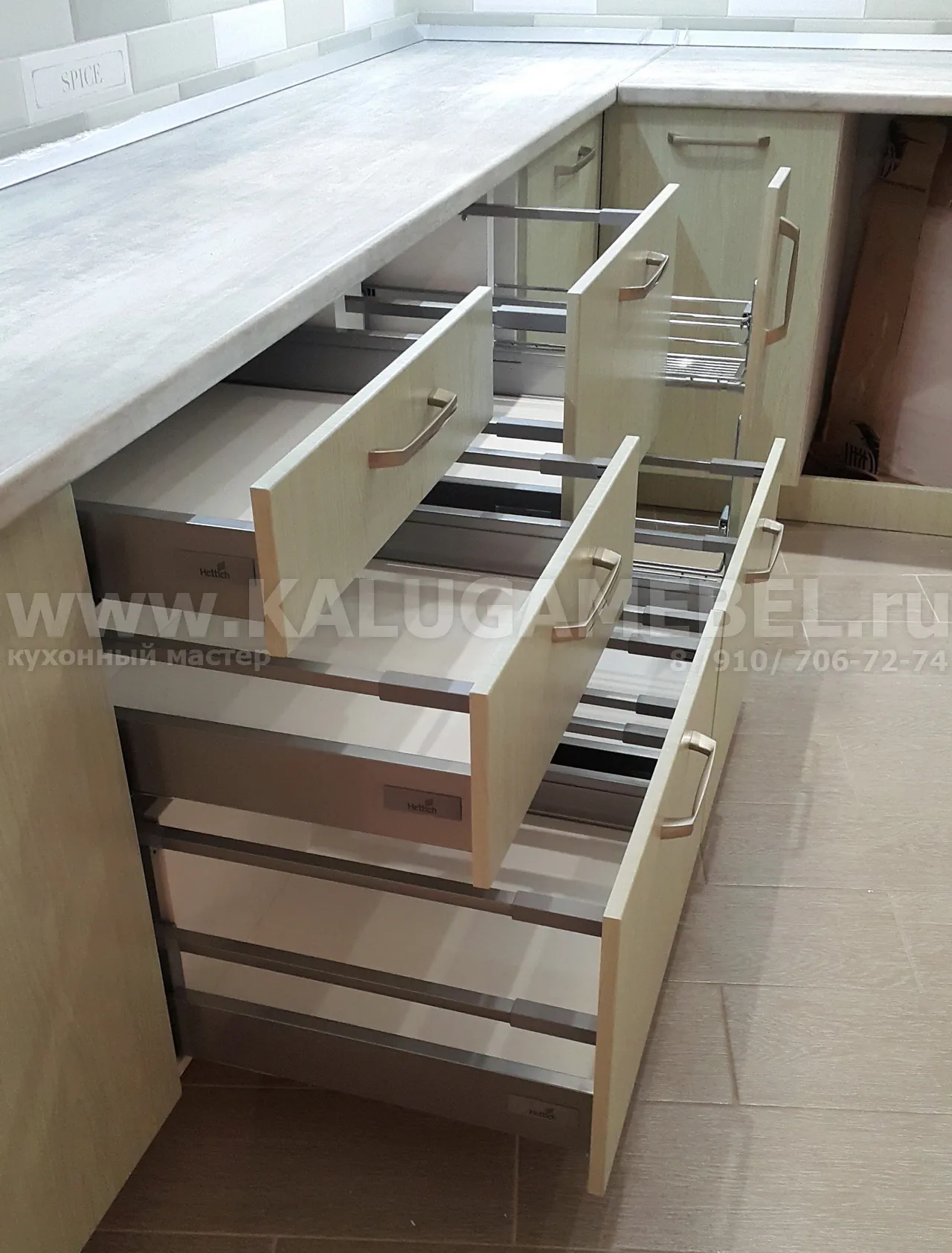 кухня Ясень Фисташка и Барс Полярный 3