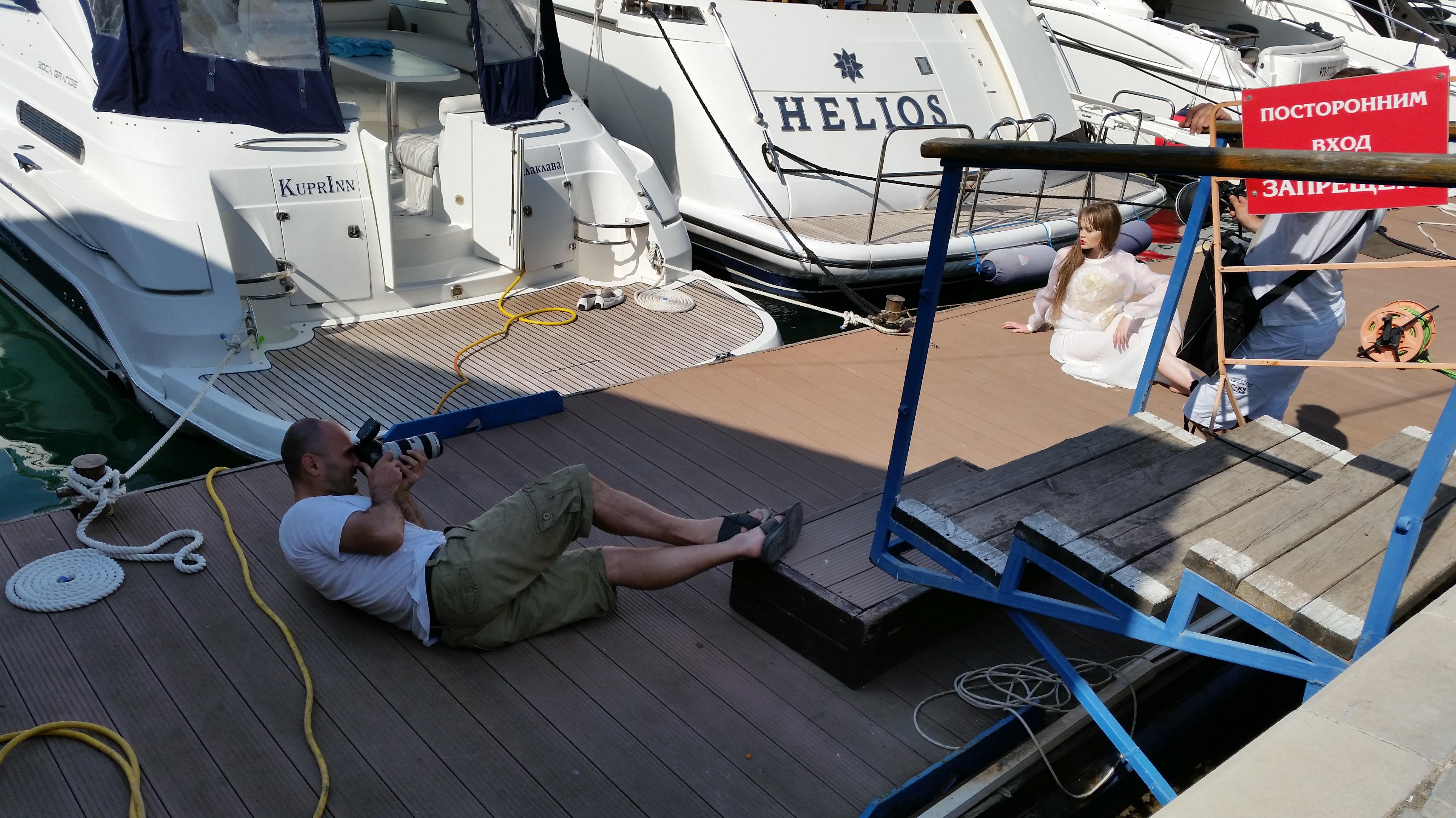 Главное — занять самую неудобную позу. Камера это уважает