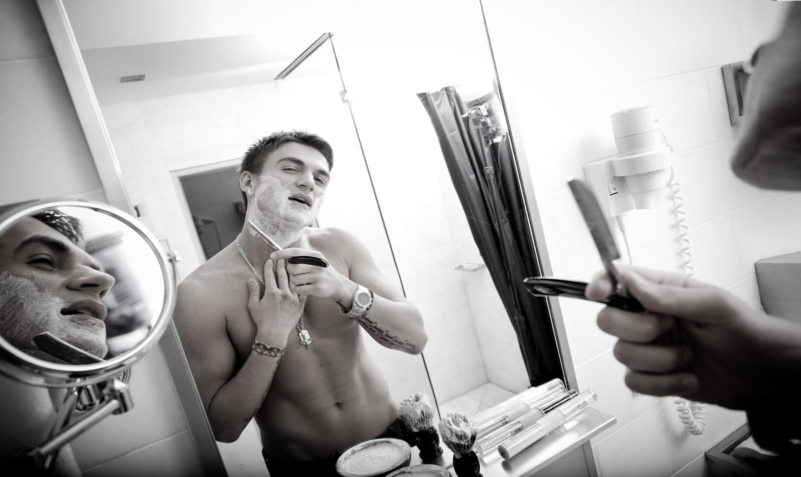 Влад Топалов бреется