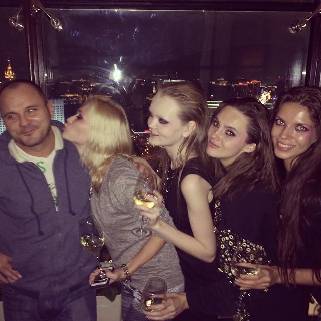 Фотограф Владимир Бязров и модели на after-party по поводу окончания съемки новой рекламной кампании бренда Lo