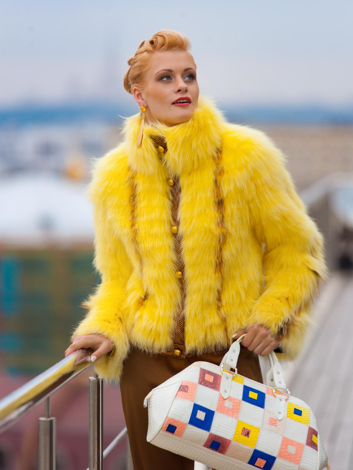 рекламная съемка желтая меховая куртка