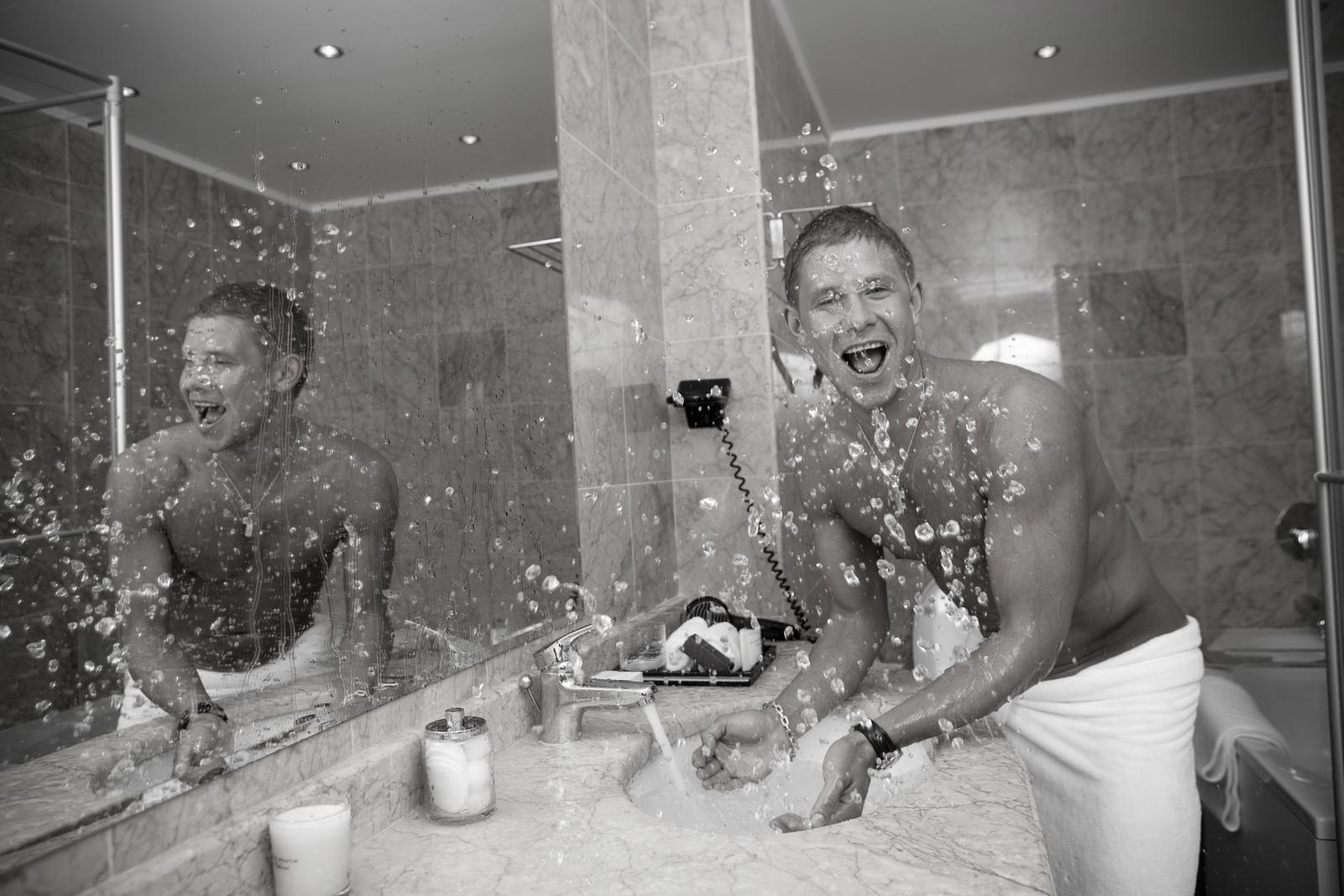 Митя Фомин умывается