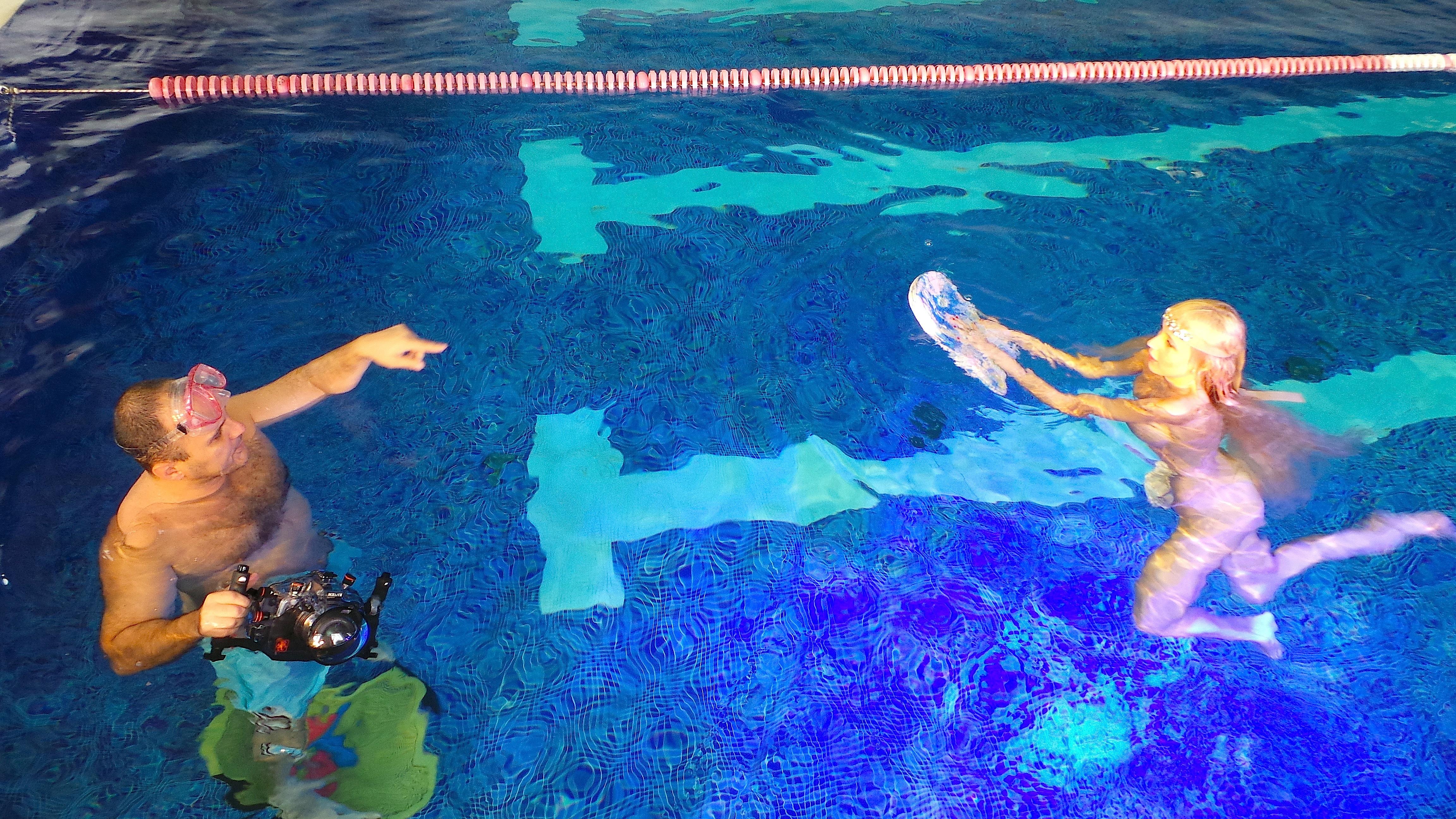 Лили плавать не умеет, но ради кадра пошла на все