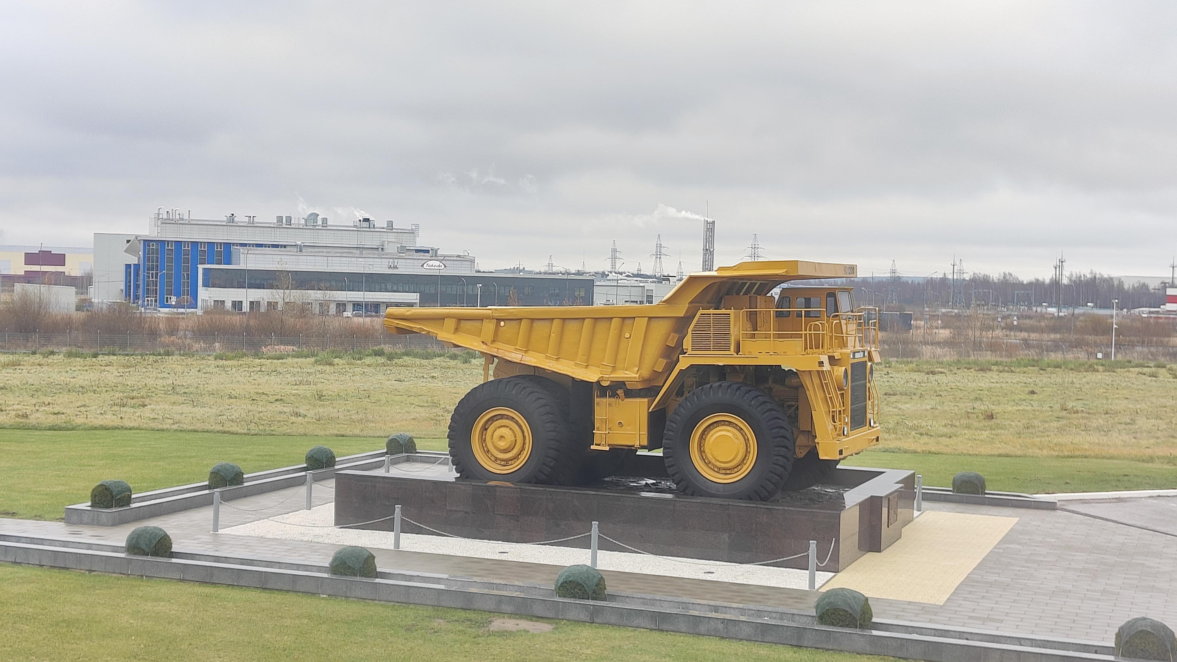 Монумент карьерному самосвалу Komatsu HD1200, г. Ярославль