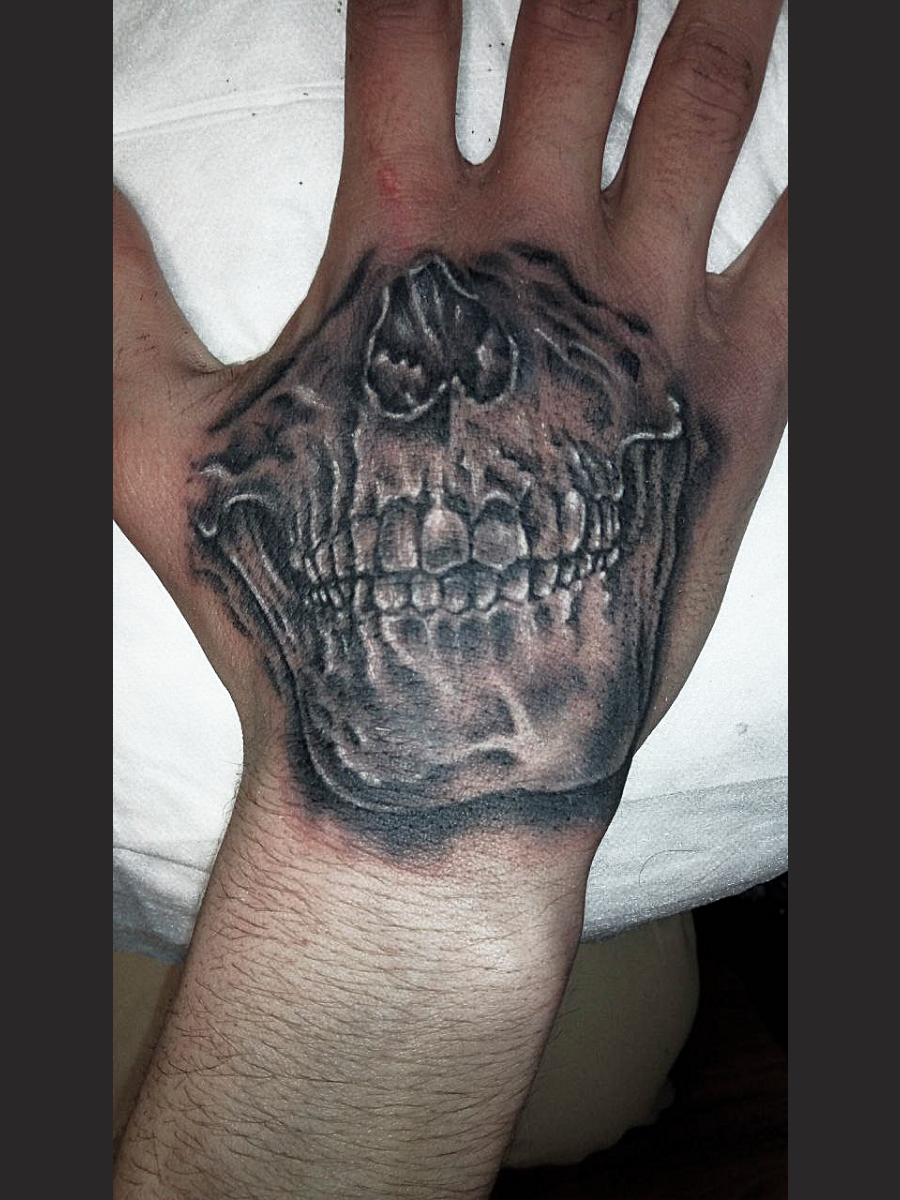 42_bw_osipovtattoo_scul_hand