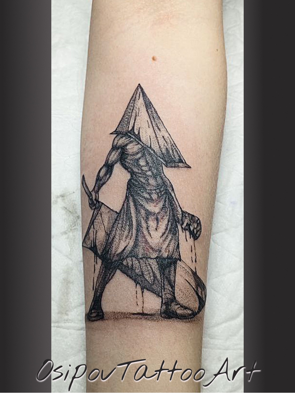 9_bw_osipovtattoo_pyramid-headed