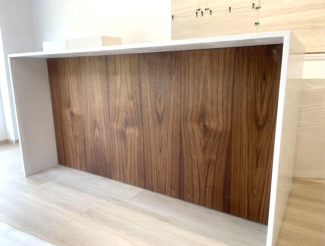 стойка ресепшен белая