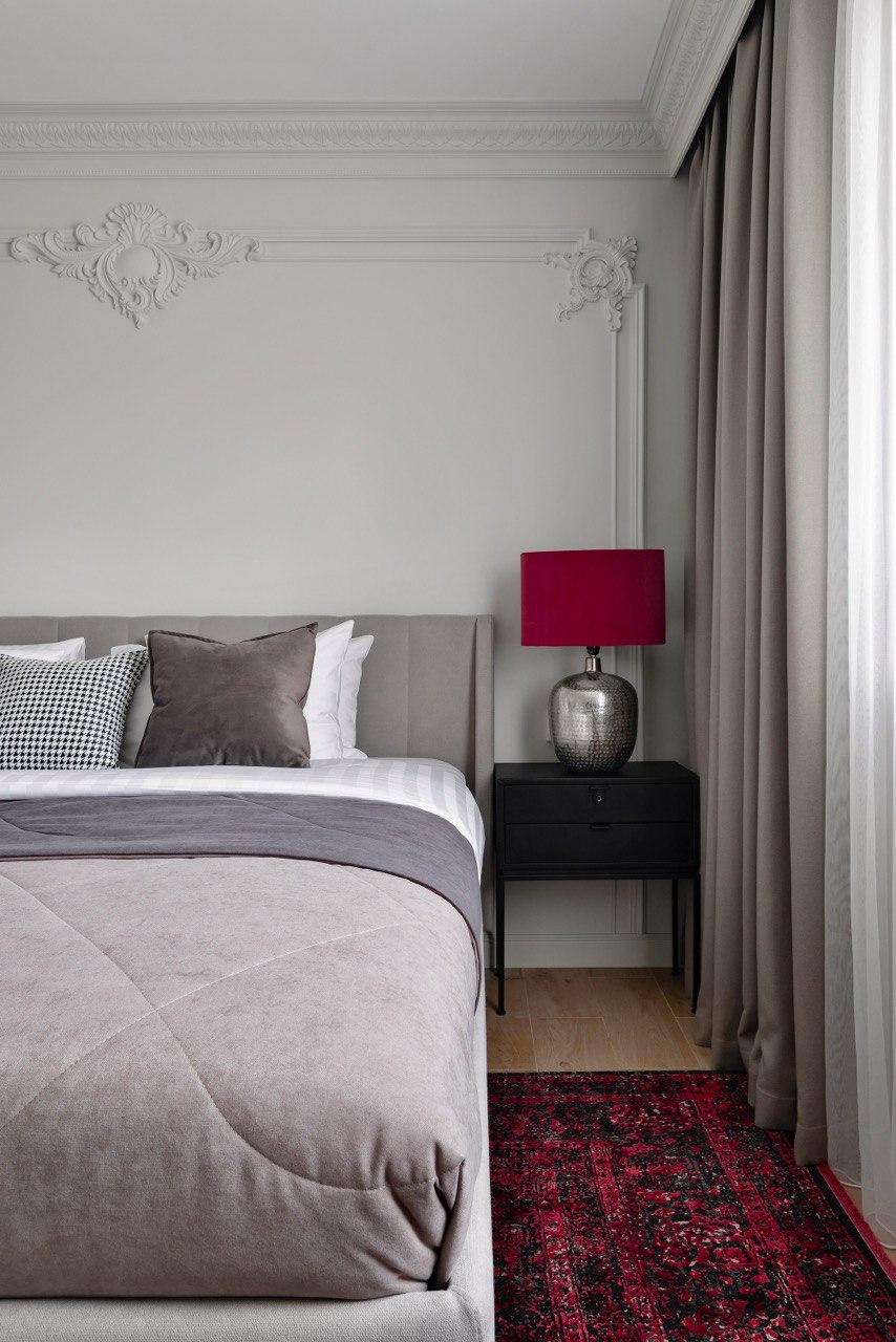 узкая прикроватная тумбочка