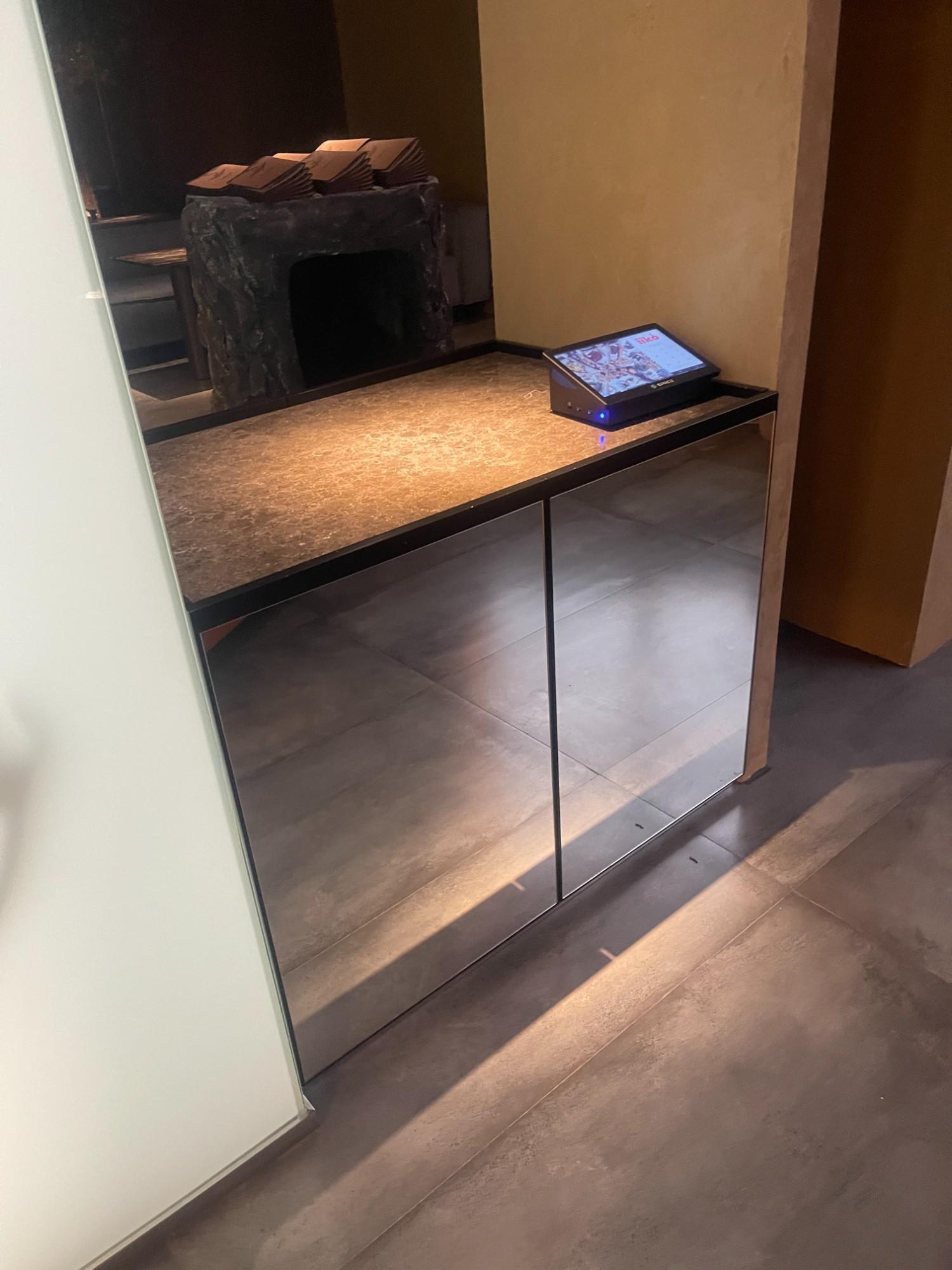 стойка ресепшн