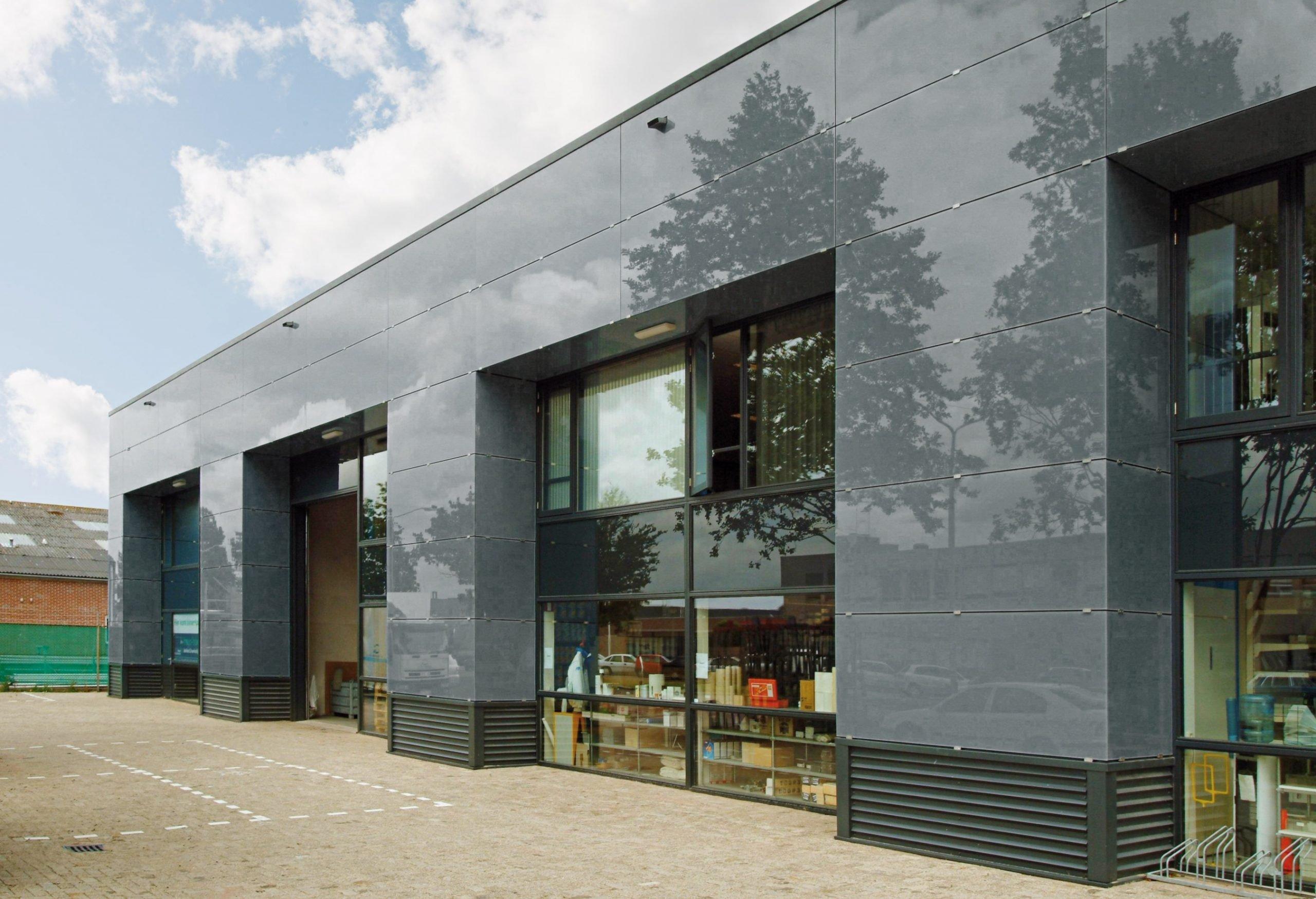 фасад бизнес-центра облицованный панелями стемалит темно-серого цвета