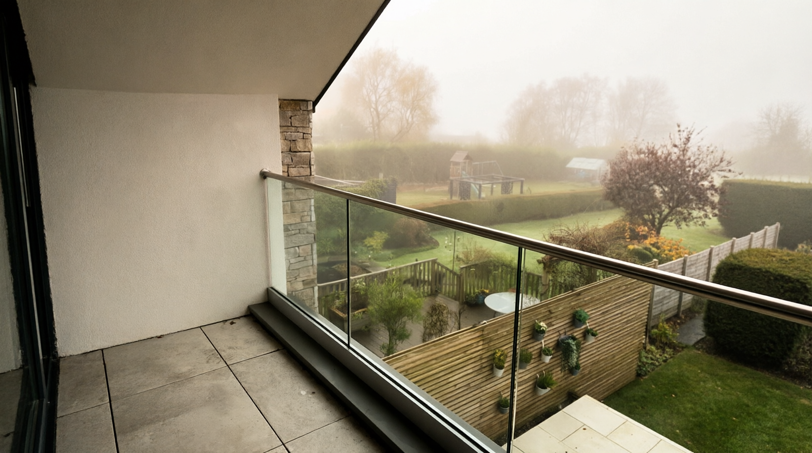 стеклянное ограждение балкона в зажимном алюминиевом профиле на современной террасе загородного дома