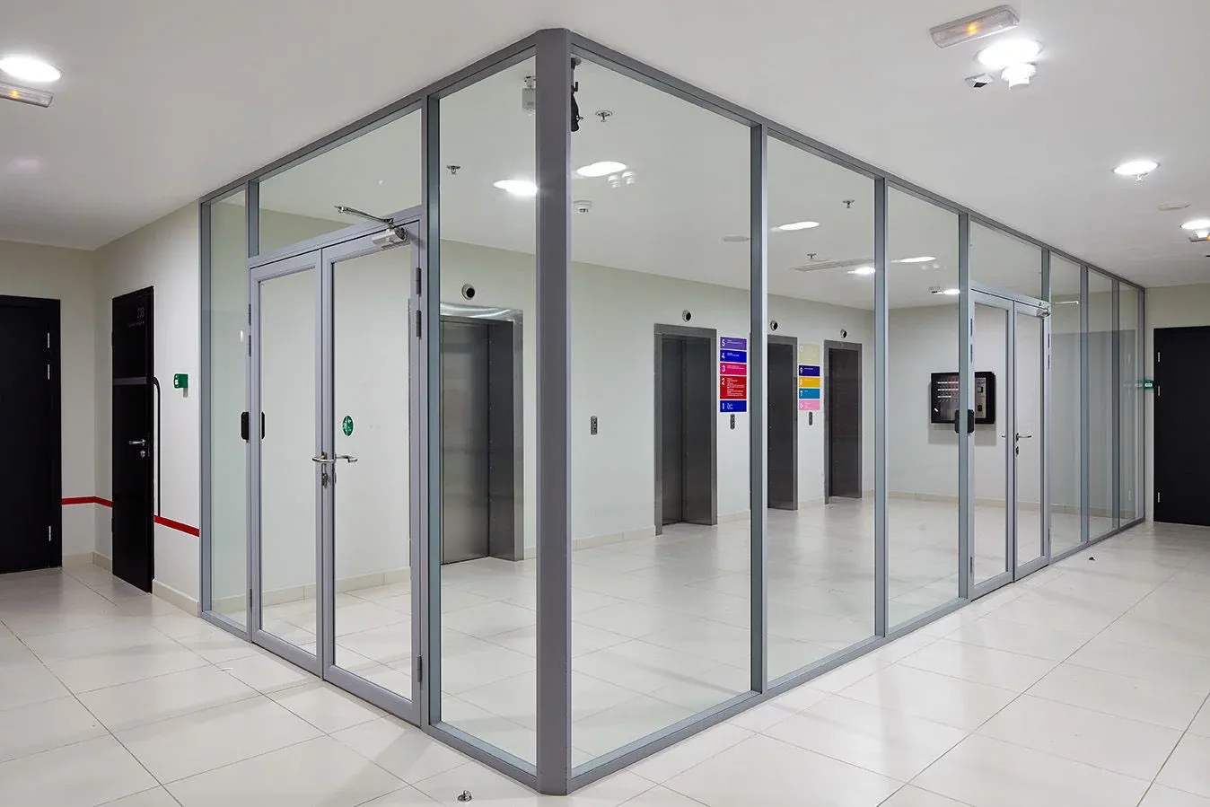 противопожарная стеклянная перегородка с классом огнестойкости EI60 в современном бизнесцентре