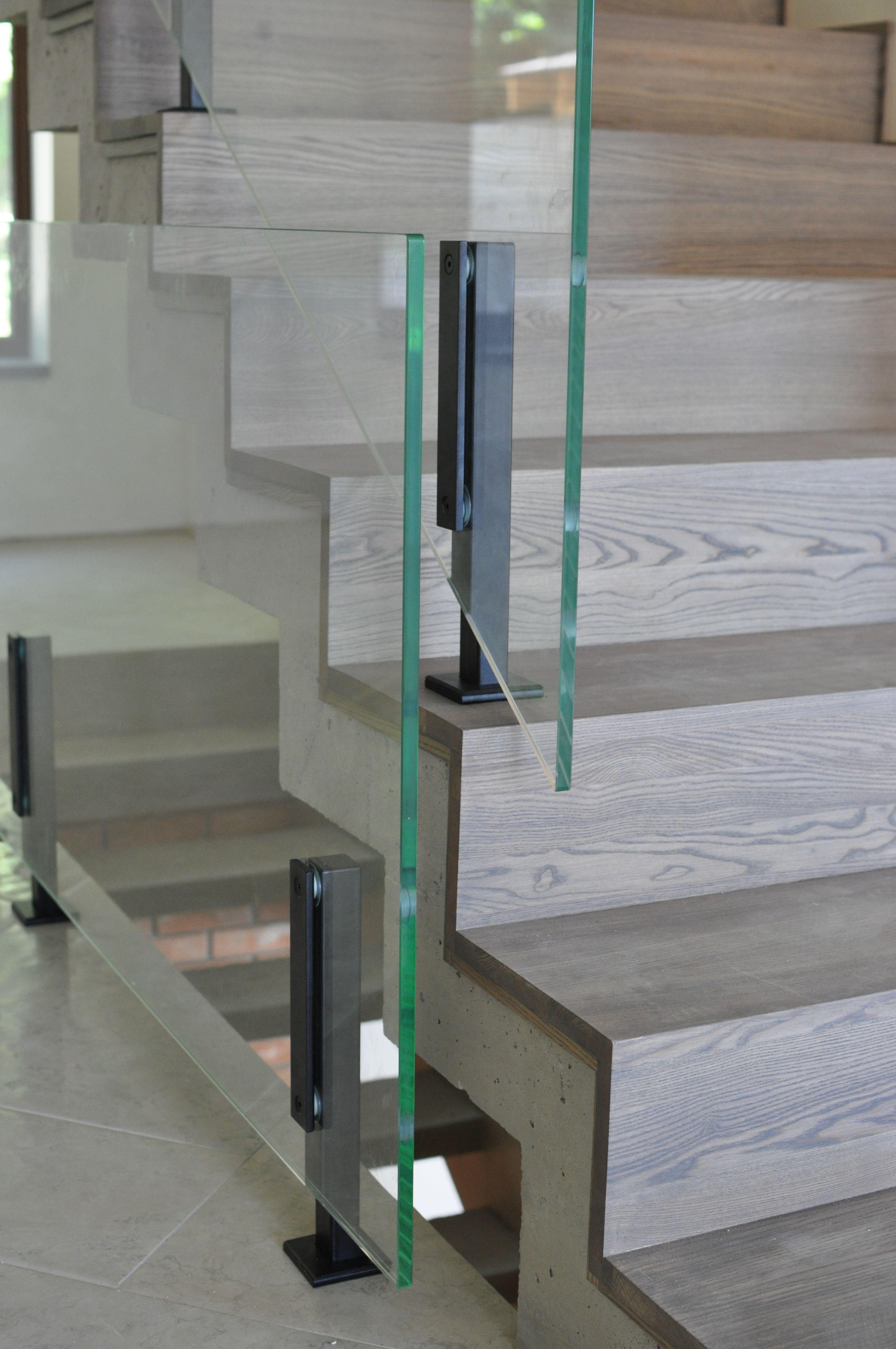 Ограждение на министойках лестница со стеклянным ограждением на низких министойках из нержавеющей стали