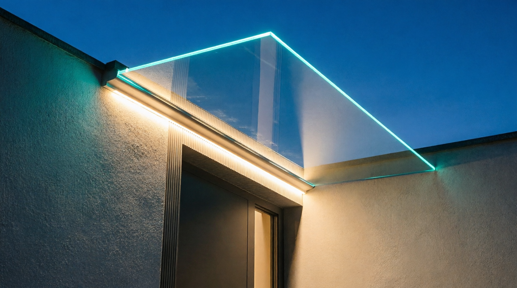 стеклянный козырек в зажимном алюминиевом профиле над входом в современный дом с подсветкой