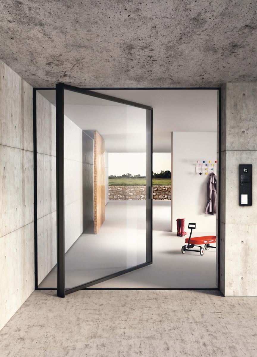 поворотная стеклянная дверь pivot со смещенной осью вращения в премиальном интерьере