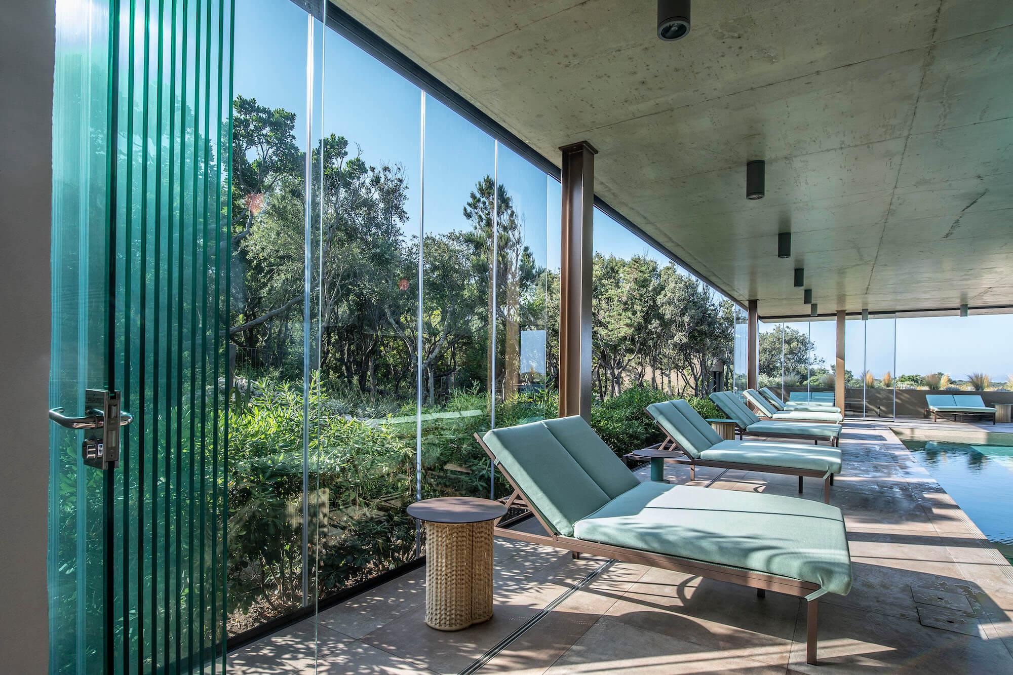 складное остекление беседки гармошка в загородном доме, створки полностью открыты