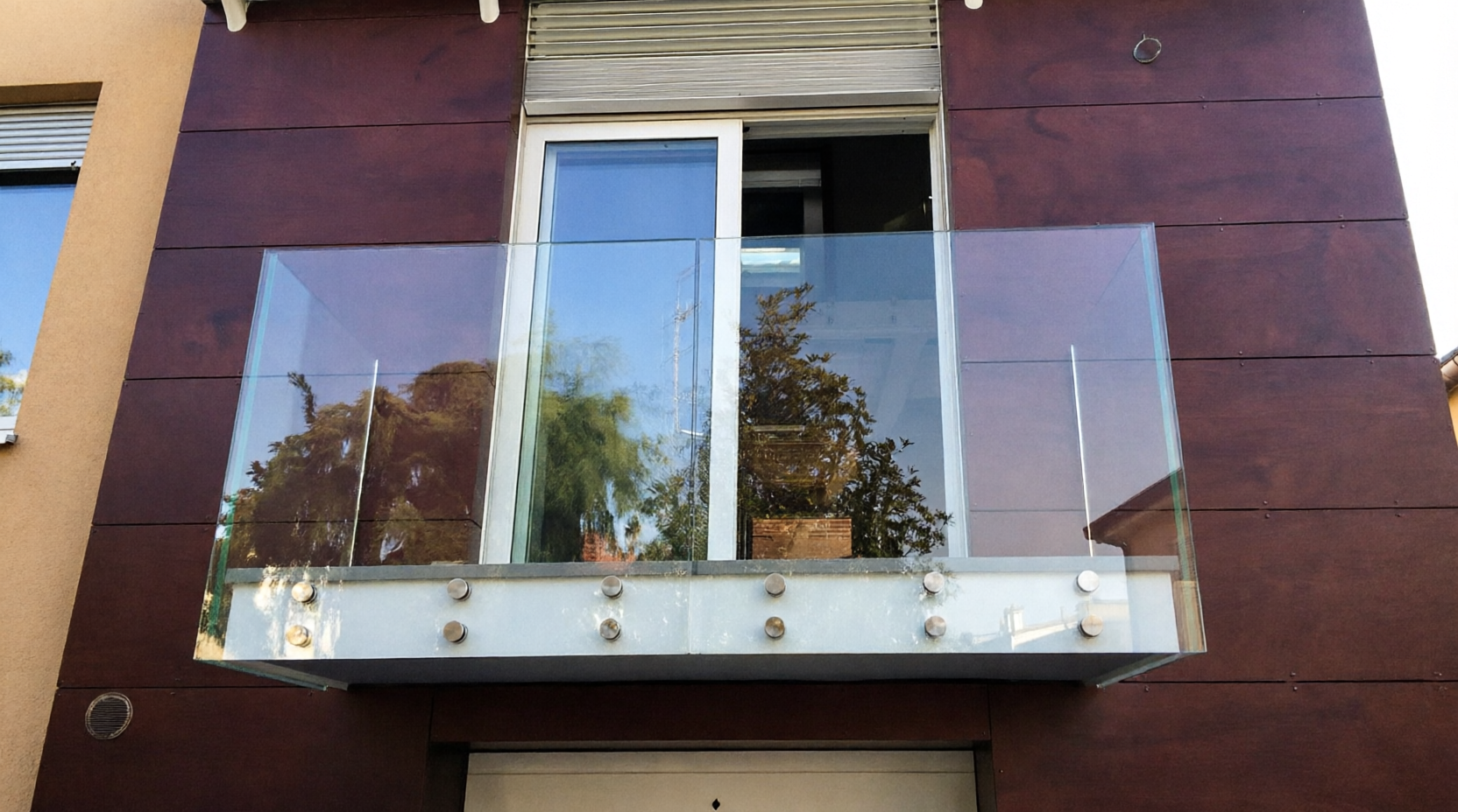 стеклянное ограждение балкона на точечных креплениях из нержавеющей стали на панорамной террасе