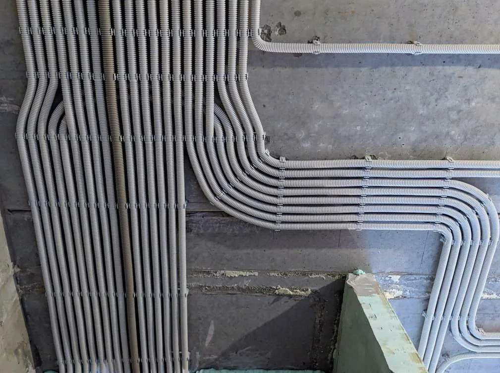 Трассы кабеля на потолке