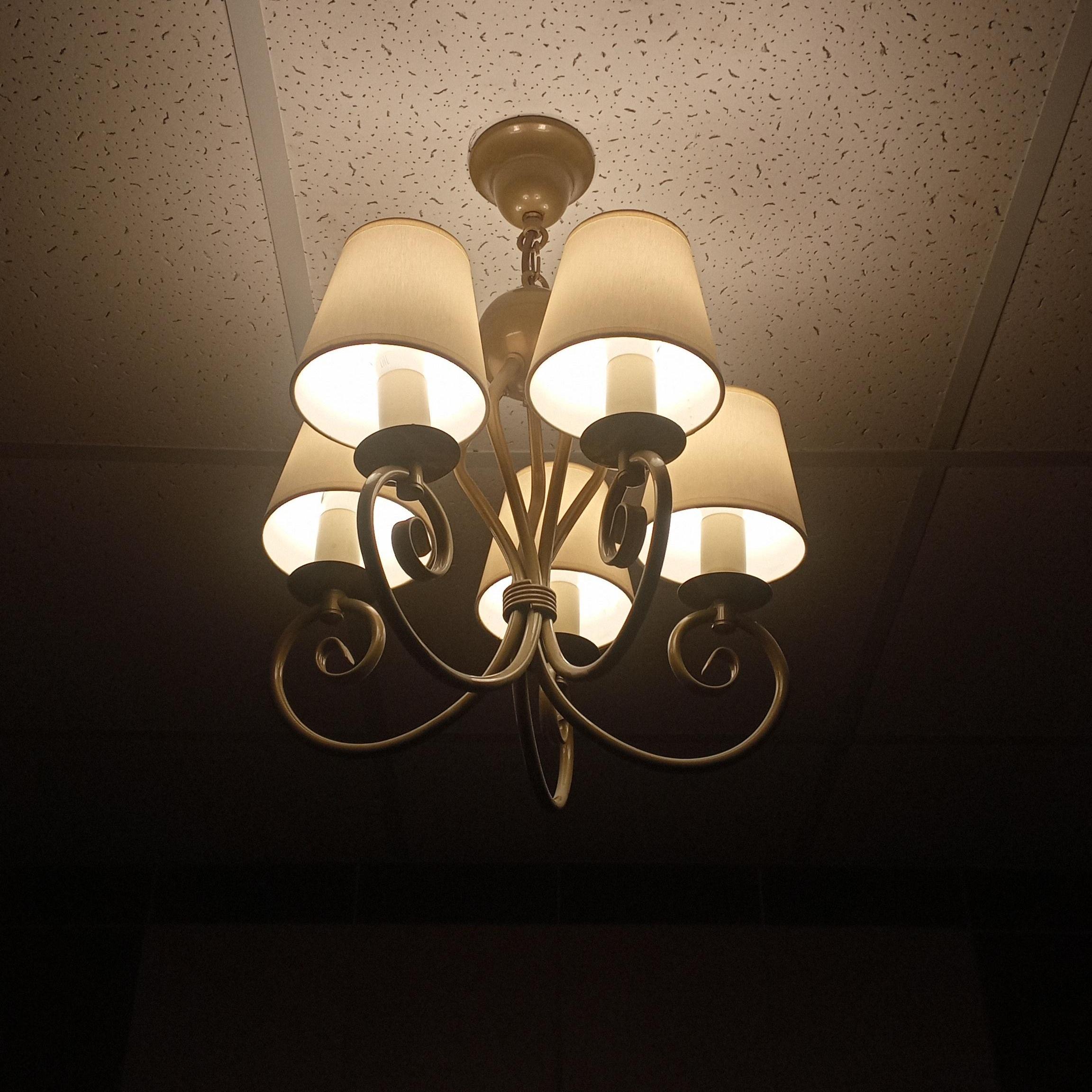 Монтаж люстры на подвесной потолок