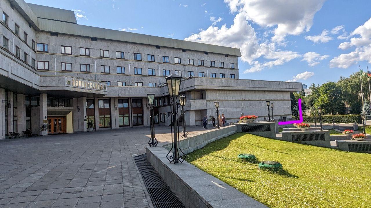 Панорама гостиницы. Место поворота от охраны